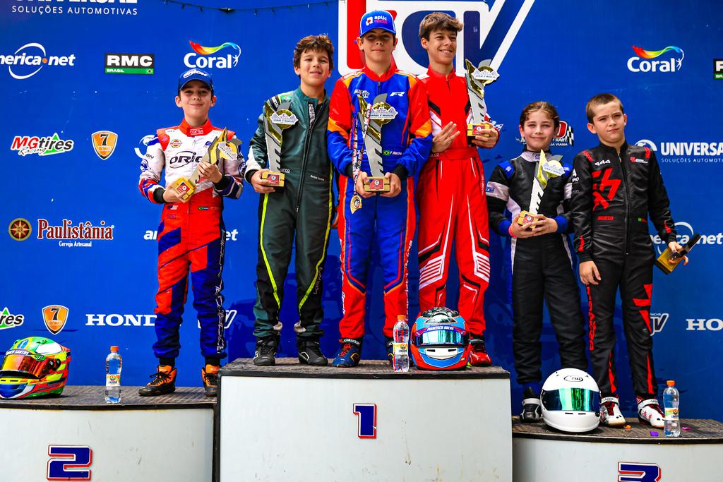 Francisco Rocha no pódo da Mini Max (KMCom / DarkSide Karts)