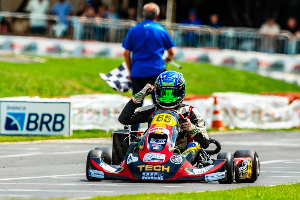 O carioca Gabriel Fernandes venceu a corrida decisiva do Brasileiro de Rotax Max (Foto: Leonardo Dias)
