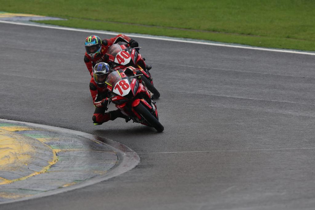 Heitor Ourinho venceu as dHeitor Ourinho venceu as duas corridas da rodada dupla em São Paulo (SP) (MOTO1000GP/Grelak Comunicação)uas corridas da rodada dupla em São Paulo (SP) (MOTO1000GP/Grelak Comunicação)