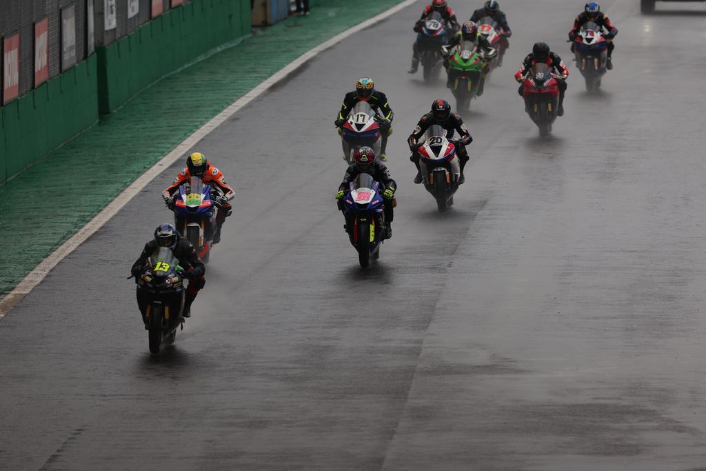 Largada na GP600 sob condição de chuva no Autódromo de Interlagos (MOTO1000GP/Grelak Comunicação)