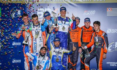 Os pilotos Mega Kart (centro) comemoram o título brasileiro em Paulínia (Gilmar Rose)