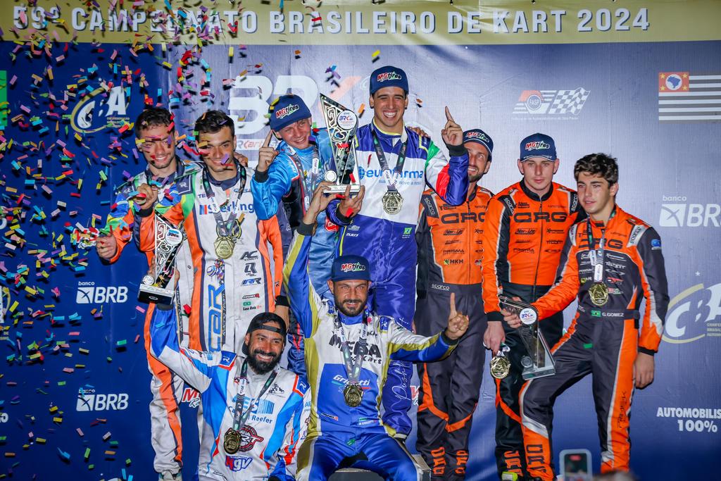 Os pilotos Mega Kart (centro) comemoram o título brasileiro em Paulínia (Gilmar Rose)