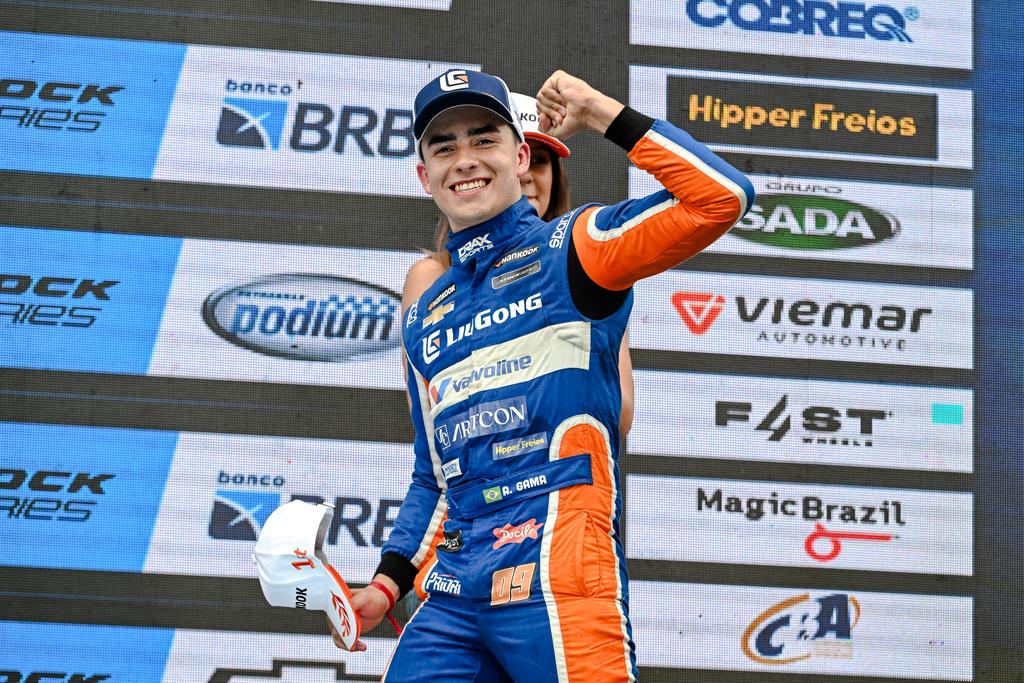 Arthur Gama: pole e vitória de ponta a ponta em sábado perfeito (Duda Bairros/Stock Car)