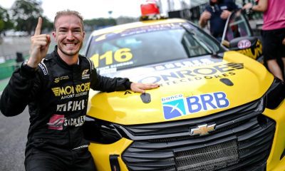 Arthur Scherer comemora a pole position da etapa Endurance de Interlagos (Duda Bairros/Vicar)