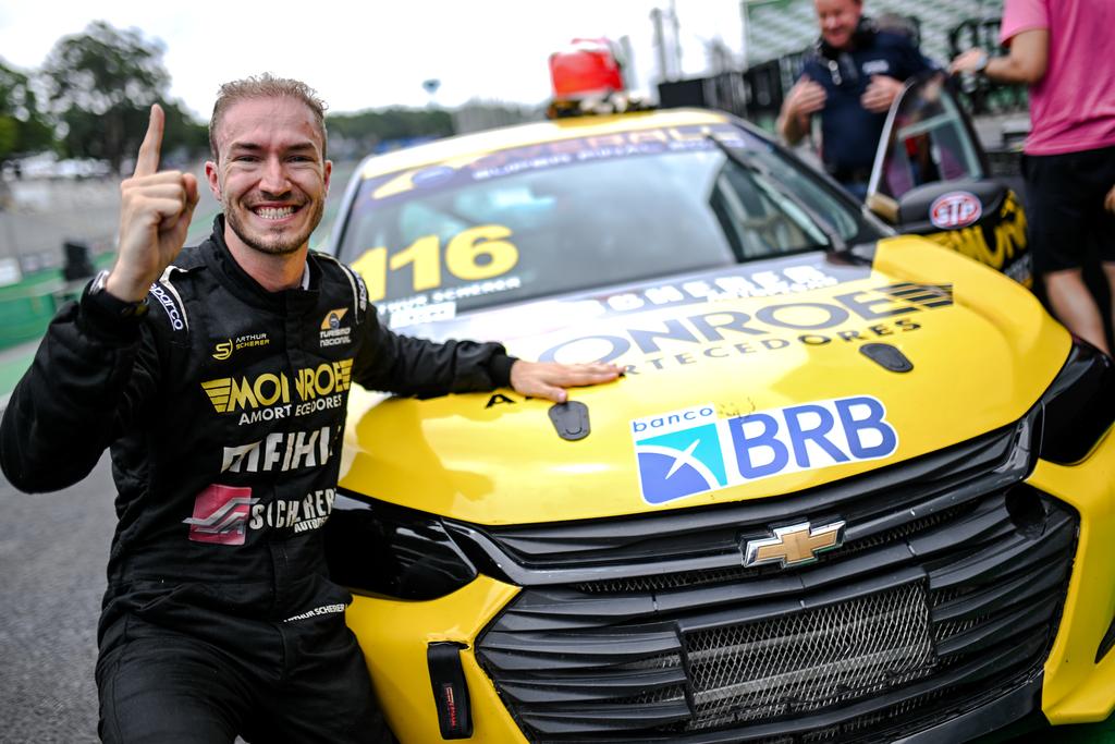 Arthur Scherer comemora a pole position da etapa Endurance de Interlagos (Duda Bairros/Vicar)