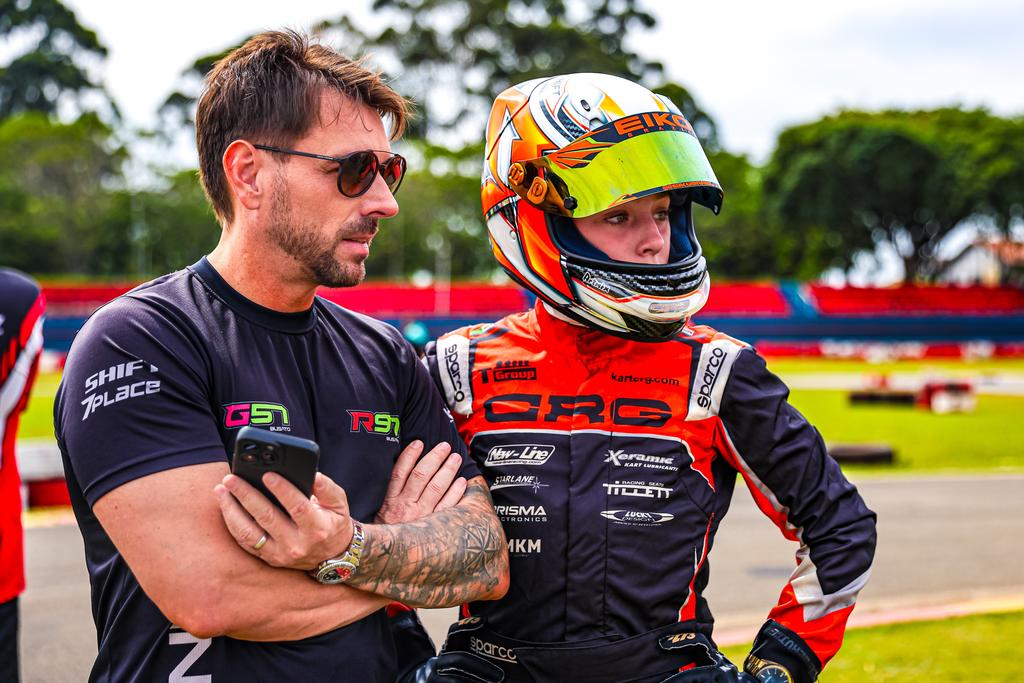 Rafael ao lado do pai (KMCom / DarkSide Karts)
