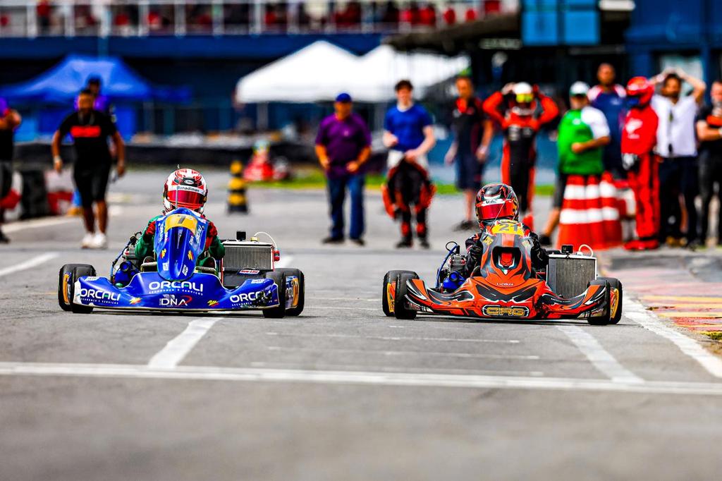 A chegada com João Paulo Bonadiman (7) e Nicolas Guth (21) (Darkside Karts)