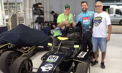 André Reis, campeão do AKSP, entre Sandro Freitas (E) e Otazú (D) (Divulgação)