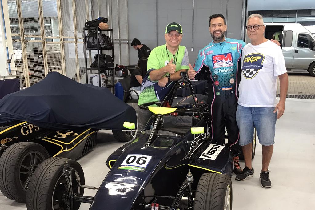André Reis, campeão do AKSP, entre Sandro Freitas (E) e Otazú (D) (Divulgação)