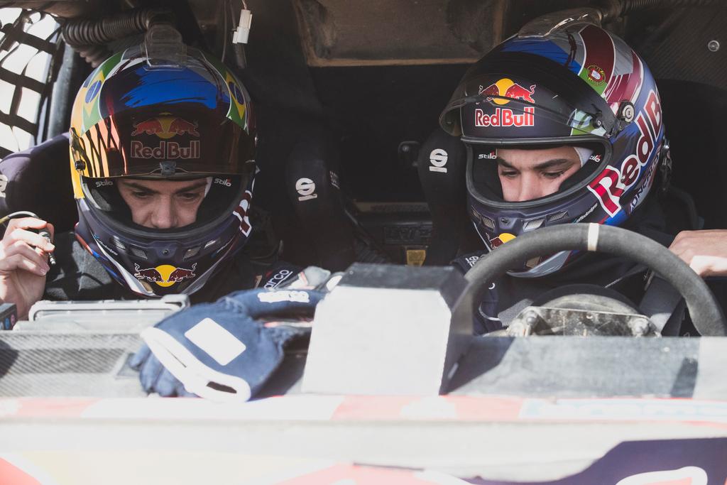 O navegador brasileiro Cadu Sachs (esq.) e o piloto português Gonçalo Guerreiro (Flavien Duhamel/Red Bull Content Pool)