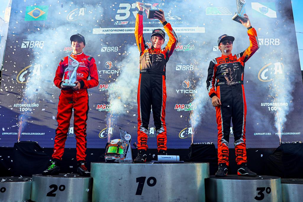Rafael no alto do pódio da OKN JR (KMCom / DarkSide Karts)