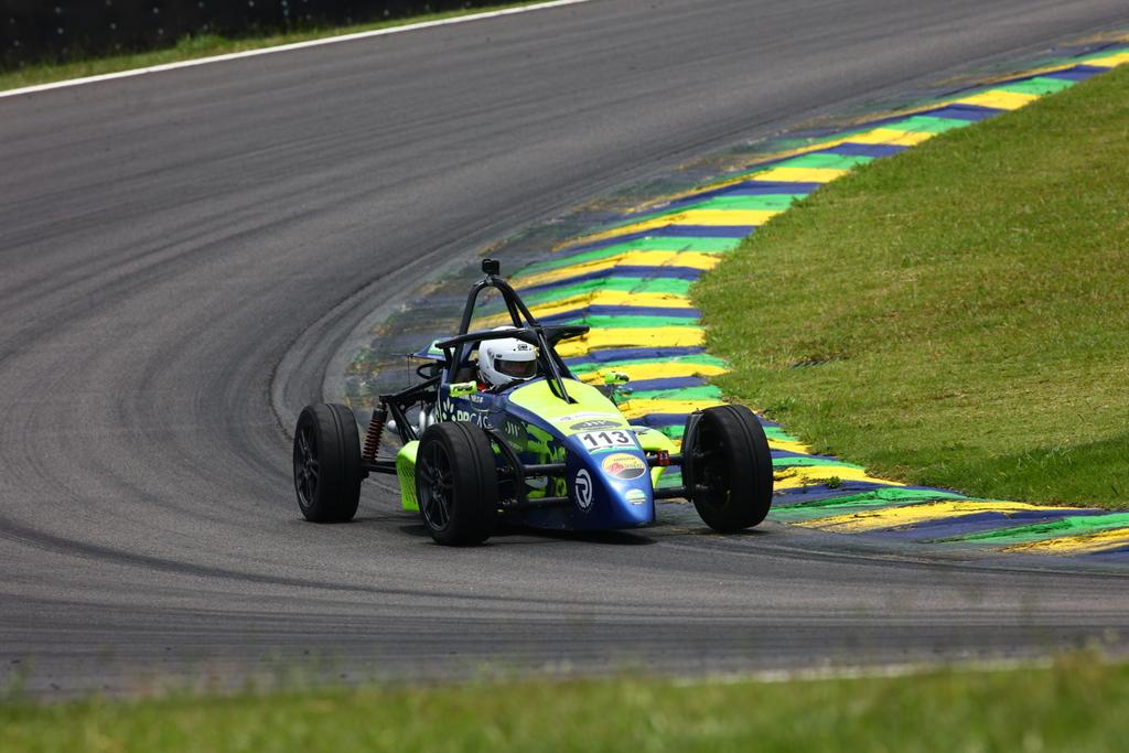 João Guimarães em ação na pista de Interlagos durante abertura da temporda 2025 (Divulgação / Everton Eifert)