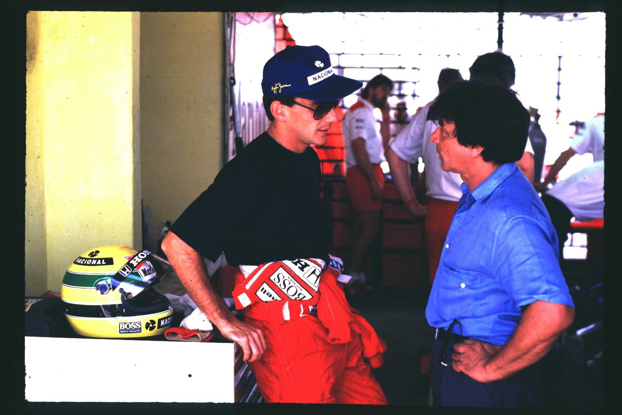 Sid Mosca eAyrton Senna. A primeira versão do capacete foi feita para ser usada no Campeonato Mundial de Kart de 1979 por toda a equipe brasileira