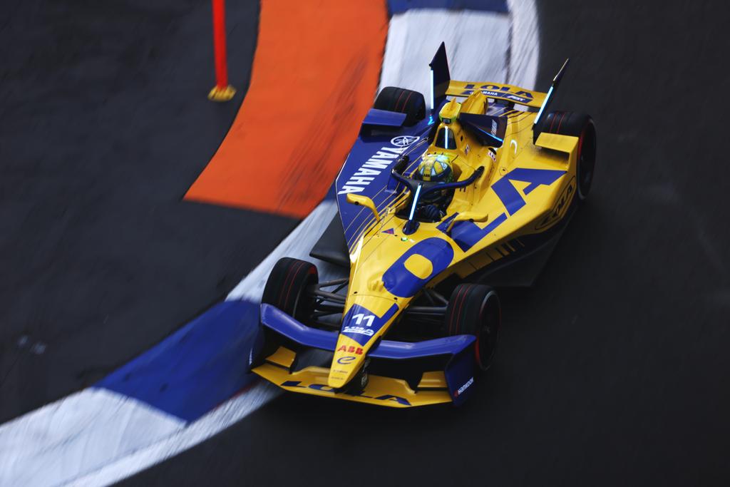 Lucas ao volante do Lola/Yamaha: estratégia agressiva e muitas ultrapassagens (ABT)