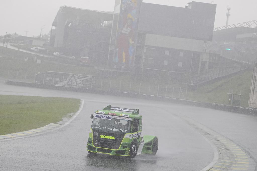 Condições de tempo adversas marcaram a etapa de Interlagos da Fórmula Truck (Tiago Soares/Grelak Comunicação)