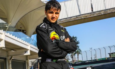 Focado na evolução da carreira no automobilismo, piloto paraibano João Guimarães (Armazém Paraíba, PBGás, TVT Transportes, TAXLAB Inteligência Tributária, Construtora Daterra, JR Esquadrias, ISEC - Idiomas, Somomassa e Brascryl Impermeabilizantes) anuncia sua mudança de categoria a partir da próxima etapa que acontecerá nos dias 7, 8 e 9 de março no Autódromo de Interlagos. Após conquistar os títulos pernambucano e paraibano de kart, em 2024 migrou para o automobilismo através da Fórmula 1600 onde subiu ao pódio em todas as etapas disputadas, além de conquistar sua primeira vitória em seu ano de estreia na categoria. Nessa temporada, João fará sua estréia na Fórmula eVolution, categoria de utiliza modernos carros de fórmula já visando uma breve migração para categorias internacionais. Na Fórmula eVolution, o piloto será o mais jovem do grid e estará em nova casa: a escuderia San Race, comandada pelo experiente chefe de equipe Sandro Freitas, será a responsável pela adaptação e desenvolvimento do paraibano João Guimarães nessa sequência de carreira. “Muito ansioso para esse novo desafio e confiança nesse importante passo para a continuidade da minha carreira, não vejo a hora de acelerar agora na Fórmula eVolution”, comentou o piloto que fará o primeiro teste no carro no próximo dia 6 de março durante os treinos abertos no Autódromo de Interlagos. A primeira etapa da Fórmula eVolution aconteceu nos dias 8 e 9 de fevereiro, mas isso em nada afeta o campeonato do piloto, já que 5 corridas são descartadas ao final da temporada. A estreia de João Guimarães está confirmada para os dias 7, 8 e 9 de março, segunda etapa de 9 previstas para 2025. Campeonato Paulista de Fórmula eVolution – Temporada 2025 1ª ETAPA – 08 E 09/02 – AUTÓDROMO DE INTERLAGOS/SP 2ª ETAPA – 08 E 09/03 – AUTÓDROMO DE INTERLAGOS/SP 3ª ETAPA – 19 E 20/04 – AUTÓDROMO DE INTERLAGOS/SP 4ª ETAPA – 21 E 22/06 – AUTÓDROMO DE INTERLAGOS/SP 5ª ETAPA – 26 E 27/07 – AUTÓDROMO DE INTERLAGOS/SP 6ª ETAPA – AGOSTO – À CONFIRMAR 7ª ETAPA – SETEMBRO – À CONFIRMAR 8ª ETAPA – 15 E 16/11 – VELOCITTA – MOGI-GUAÇU/SP 9ª ETAPA – 20 E 21/12 – AUTÓDROMO DE INTERLAGOS/SP ----- Vitor Garcia .'. VG3 - Assessoria de Imprensa e Comunicação