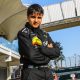 Focado na evolução da carreira no automobilismo, piloto paraibano João Guimarães (Armazém Paraíba, PBGás, TVT Transportes, TAXLAB Inteligência Tributária, Construtora Daterra, JR Esquadrias, ISEC - Idiomas, Somomassa e Brascryl Impermeabilizantes) anuncia sua mudança de categoria a partir da próxima etapa que acontecerá nos dias 7, 8 e 9 de março no Autódromo de Interlagos. Após conquistar os títulos pernambucano e paraibano de kart, em 2024 migrou para o automobilismo através da Fórmula 1600 onde subiu ao pódio em todas as etapas disputadas, além de conquistar sua primeira vitória em seu ano de estreia na categoria. Nessa temporada, João fará sua estréia na Fórmula eVolution, categoria de utiliza modernos carros de fórmula já visando uma breve migração para categorias internacionais. Na Fórmula eVolution, o piloto será o mais jovem do grid e estará em nova casa: a escuderia San Race, comandada pelo experiente chefe de equipe Sandro Freitas, será a responsável pela adaptação e desenvolvimento do paraibano João Guimarães nessa sequência de carreira. “Muito ansioso para esse novo desafio e confiança nesse importante passo para a continuidade da minha carreira, não vejo a hora de acelerar agora na Fórmula eVolution”, comentou o piloto que fará o primeiro teste no carro no próximo dia 6 de março durante os treinos abertos no Autódromo de Interlagos. A primeira etapa da Fórmula eVolution aconteceu nos dias 8 e 9 de fevereiro, mas isso em nada afeta o campeonato do piloto, já que 5 corridas são descartadas ao final da temporada. A estreia de João Guimarães está confirmada para os dias 7, 8 e 9 de março, segunda etapa de 9 previstas para 2025. Campeonato Paulista de Fórmula eVolution – Temporada 2025 1ª ETAPA – 08 E 09/02 – AUTÓDROMO DE INTERLAGOS/SP 2ª ETAPA – 08 E 09/03 – AUTÓDROMO DE INTERLAGOS/SP 3ª ETAPA – 19 E 20/04 – AUTÓDROMO DE INTERLAGOS/SP 4ª ETAPA – 21 E 22/06 – AUTÓDROMO DE INTERLAGOS/SP 5ª ETAPA – 26 E 27/07 – AUTÓDROMO DE INTERLAGOS/SP 6ª ETAPA – AGOSTO – À CONFIRMAR 7ª ETAPA – SETEMBRO – À CONFIRMAR 8ª ETAPA – 15 E 16/11 – VELOCITTA – MOGI-GUAÇU/SP 9ª ETAPA – 20 E 21/12 – AUTÓDROMO DE INTERLAGOS/SP ----- Vitor Garcia .'. VG3 - Assessoria de Imprensa e Comunicação