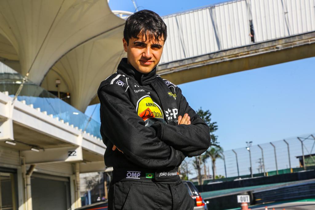 Focado na evolução da carreira no automobilismo, piloto paraibano João Guimarães (Armazém Paraíba, PBGás, TVT Transportes, TAXLAB Inteligência Tributária, Construtora Daterra, JR Esquadrias, ISEC - Idiomas, Somomassa e Brascryl Impermeabilizantes) anuncia sua mudança de categoria a partir da próxima etapa que acontecerá nos dias 7, 8 e 9 de março no Autódromo de Interlagos. Após conquistar os títulos pernambucano e paraibano de kart, em 2024 migrou para o automobilismo através da Fórmula 1600 onde subiu ao pódio em todas as etapas disputadas, além de conquistar sua primeira vitória em seu ano de estreia na categoria. Nessa temporada, João fará sua estréia na Fórmula eVolution, categoria de utiliza modernos carros de fórmula já visando uma breve migração para categorias internacionais. Na Fórmula eVolution, o piloto será o mais jovem do grid e estará em nova casa: a escuderia San Race, comandada pelo experiente chefe de equipe Sandro Freitas, será a responsável pela adaptação e desenvolvimento do paraibano João Guimarães nessa sequência de carreira. “Muito ansioso para esse novo desafio e confiança nesse importante passo para a continuidade da minha carreira, não vejo a hora de acelerar agora na Fórmula eVolution”, comentou o piloto que fará o primeiro teste no carro no próximo dia 6 de março durante os treinos abertos no Autódromo de Interlagos. A primeira etapa da Fórmula eVolution aconteceu nos dias 8 e 9 de fevereiro, mas isso em nada afeta o campeonato do piloto, já que 5 corridas são descartadas ao final da temporada. A estreia de João Guimarães está confirmada para os dias 7, 8 e 9 de março, segunda etapa de 9 previstas para 2025. Campeonato Paulista de Fórmula eVolution – Temporada 2025 1ª ETAPA – 08 E 09/02 – AUTÓDROMO DE INTERLAGOS/SP 2ª ETAPA – 08 E 09/03 – AUTÓDROMO DE INTERLAGOS/SP 3ª ETAPA – 19 E 20/04 – AUTÓDROMO DE INTERLAGOS/SP 4ª ETAPA – 21 E 22/06 – AUTÓDROMO DE INTERLAGOS/SP 5ª ETAPA – 26 E 27/07 – AUTÓDROMO DE INTERLAGOS/SP 6ª ETAPA – AGOSTO – À CONFIRMAR 7ª ETAPA – SETEMBRO – À CONFIRMAR 8ª ETAPA – 15 E 16/11 – VELOCITTA – MOGI-GUAÇU/SP 9ª ETAPA – 20 E 21/12 – AUTÓDROMO DE INTERLAGOS/SP ----- Vitor Garcia .'. VG3 - Assessoria de Imprensa e Comunicação