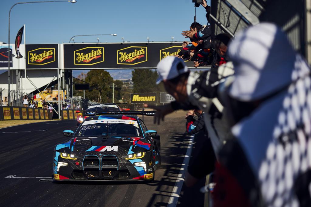 BMW M4 GT3 de Augusto Farfus, Sheldon e Kelvin van der Linde vence em Barthurst (BMW Motorsport)