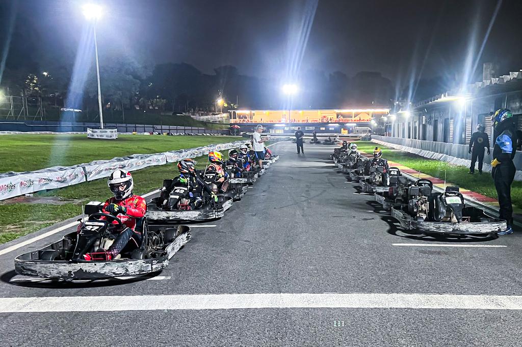 O grid do Mini-Endurance reuniu pilotos da Graduados e Elite do AKSP (Foto: Christian de Souza)
