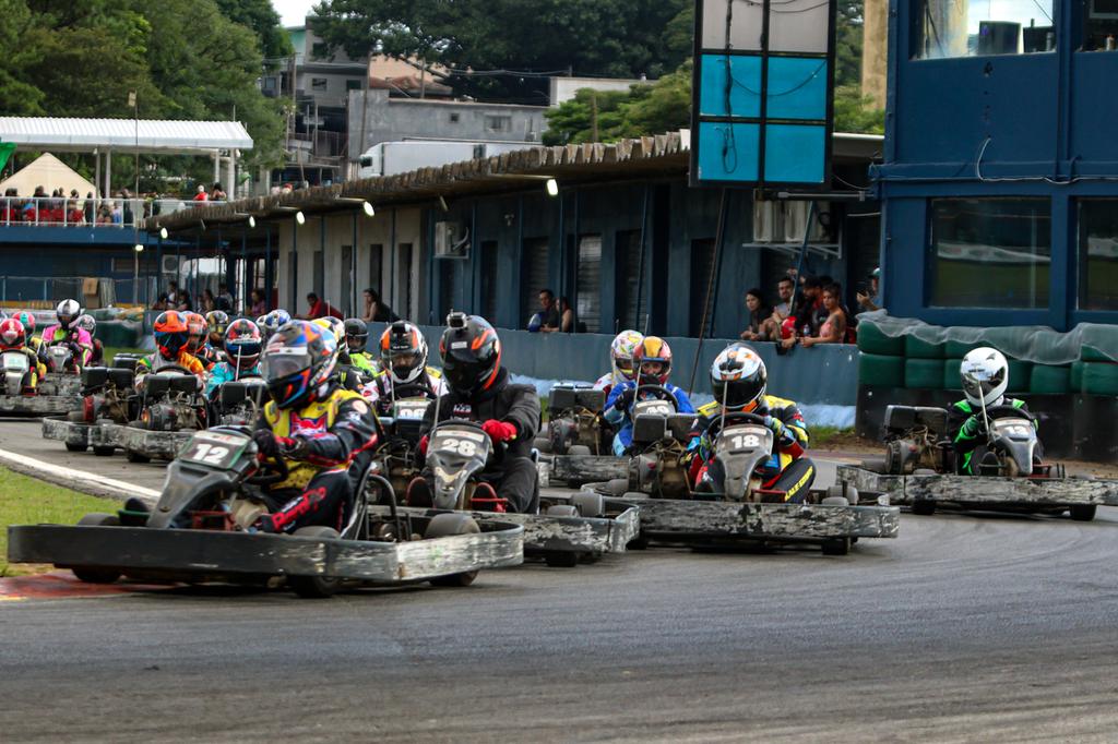 Os grids de todas as categorias do SM Kart Competition estão sempre cheios (Foto: Clicados no Kart)