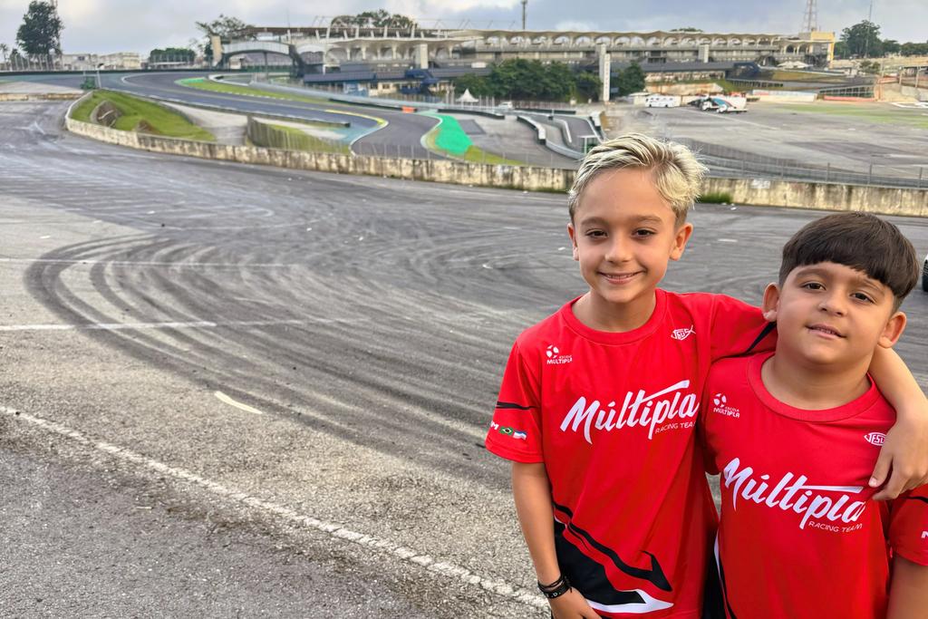 Joaquim e Miguel Emerick em Interlagos (KMCom / Divulgação)