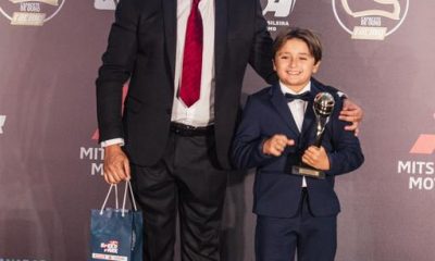 Pietro Belizario recebeu seu Capacete de Ouro das mãos de Ricardo Gracia, do Spe (Arquivo do piloto)
