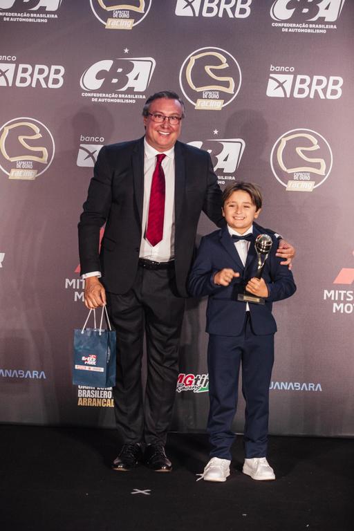 Pietro Belizario recebeu seu Capacete de Ouro das mãos de Ricardo Gracia, do Spe (Arquivo do piloto)