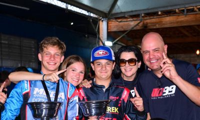 Dall´Agnol (E) e Pagliaro (C) comemoram suas vitórias competindo com Mega Kart (Eni Alves)