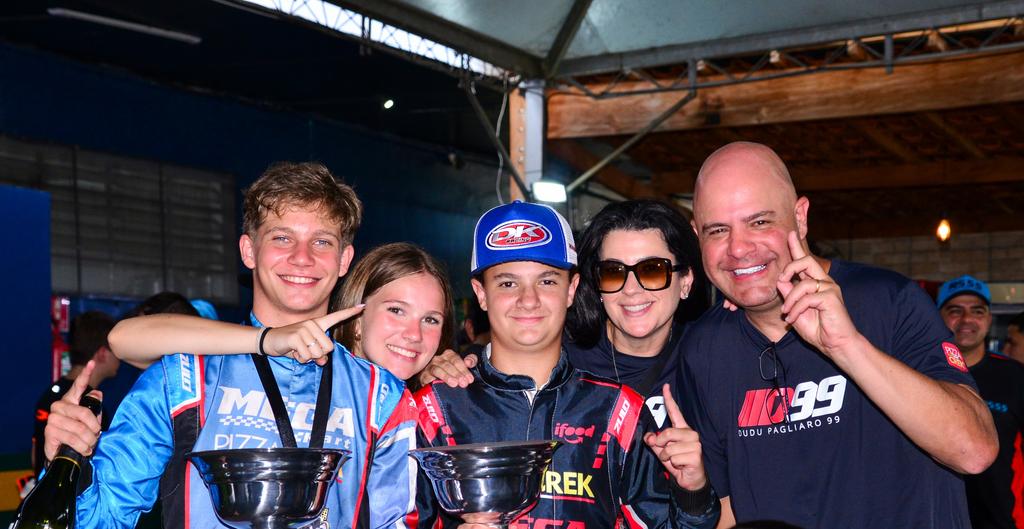 Dall´Agnol (E) e Pagliaro (C) comemoram suas vitórias competindo com Mega Kart (Eni Alves)