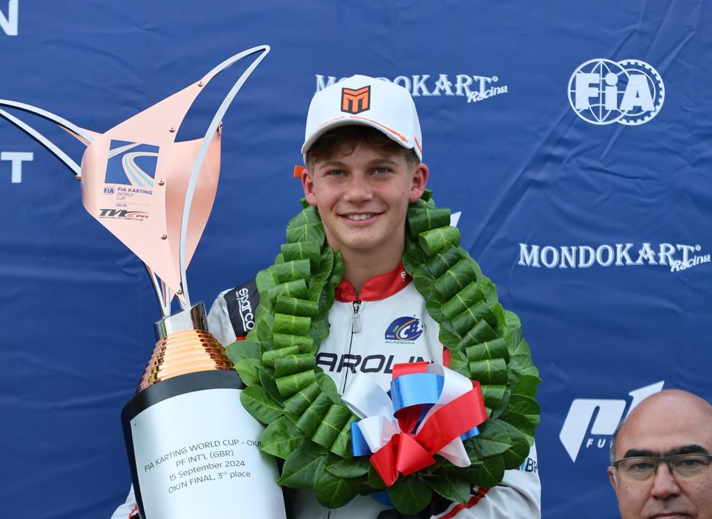 Heitor Farias no pódio da Copa do Mundo de Kart OK N de 2024 na Inglaterra (Gilmar Rose)