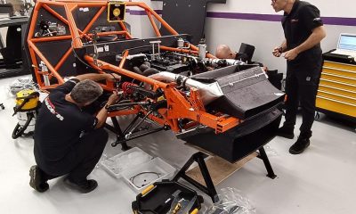 Técnicos em ação durante uma das sessões de montagem do SNG01 (AudaceTech)