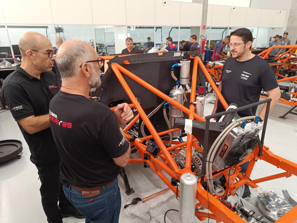 O engenheiro Rafael Cardoso (à dir.) conversa com técnicos da Scuderia Bandeiras(AudaceTech)