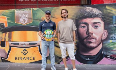 Pierre Gasly segura o capacete desenhado pelo fã Tiago Barra para o GP da Austrália, ao lado de Matt Adnat, que pintou mural dedicado ao piloto em Melbourne (foto divulgação)