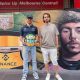 Pierre Gasly segura o capacete desenhado pelo fã Tiago Barra para o GP da Austrália, ao lado de Matt Adnat, que pintou mural dedicado ao piloto em Melbourne (foto divulgação)