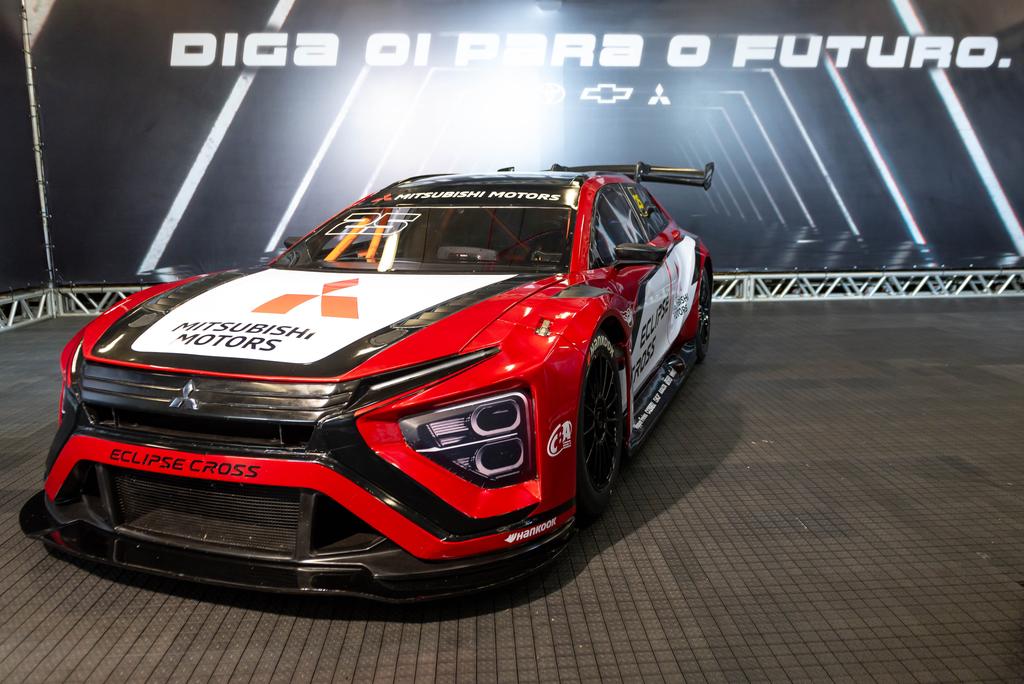 Mitsubishi apresenta o Eclipse Cross Stock Car na abertura dos MIT Rallies (Luís França/P1 Media Relations)