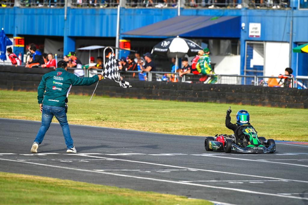 Lorenzo Kuhn comemora uma de suas duas vitórias no Beto Carrero (Clayton Medeiros)