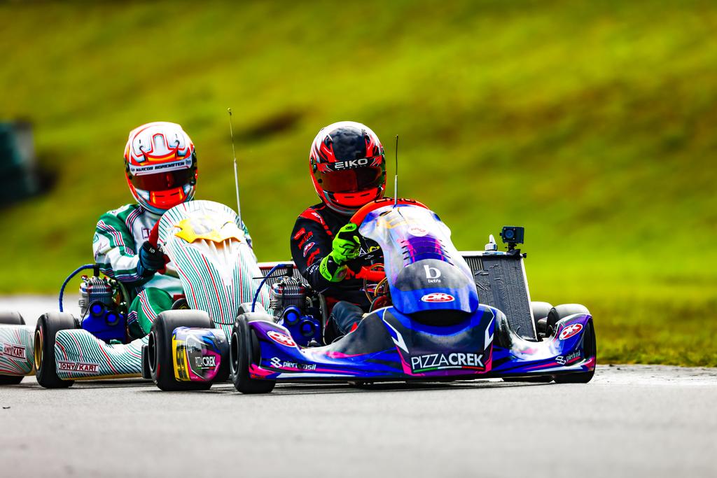 Dudu Pagliaro, de 14 anos, conquistou no último sábado (12) sua segunda vitória consecutiva na temporada e assumiu a liderança da categoria F4 Sprinter na Copa São Paulo Light de Kart. O novo triunfo aconteceu na 3ª etapa da principal competição de caráter estadual do kartismo no Brasil, disputada regularmente no Kartódromo Ayrton Senna, em Interlagos, na capital paulista. O piloto oficial da fabricante de chassis Mega Kart chegou ao alto do pódio após ser o terceiro colocado na tomada de tempos, vencer a primeira bateria e terminar a corrida seguinte em quarto em um grid composto por 22 competidores. E, com a nova vitória – a segunda em três etapas –, Dudu Pagliaro (Pizza Crek | Somos Verde | Bebs | FrogPay | Pier Brasil | Ifood | MG Contécnica) assumiu a liderança da Copa São Paulo Light. “Foi uma etapa muito difícil, mas conseguimos encaixar uma boa estratégia e o kart estava muito competitivo. Estou muito feliz com o resultado e agradeço à DK Racing, à Mega Kart e aos meus patrocinadores por todo o apoio”, comemorou Dudu após a vitória. Vindo da F4 Júnior, Dudu Pagliaro disputa sua primeira temporada na F4 Sprinter – destinada a pilotos de 14 a 27 anos – e mesmo enfrentando adversários mais experientes, vem mostrando maturidade, frieza e velocidade. Totalmente focado na luta pelo título do Light, Dudu Pagliaro (Pizza Crek | Somos Verde | Bebs | FrogPay | Pier Brasil | Ifood | MG Contécnica) fará uma nova bateria de testes com a Mega Kart nesta quarta-feira, já visando a 4ª etapa do campeonato, marcada para 17 de maio em Interlagos. KG COM Assessoria de Comunicação - Erno Drehmer (MTb/RS 14.706)