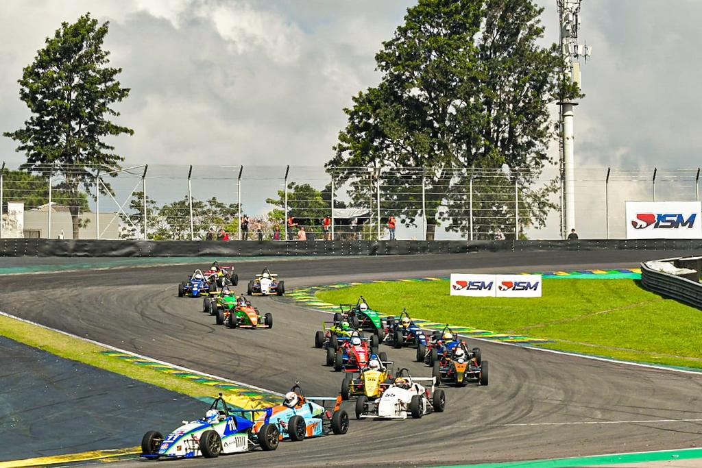 Largada da corrida 1 válida pela 3ª etapa da temporada 2025 em Interlagos (Divulgação / Marcos Batista)