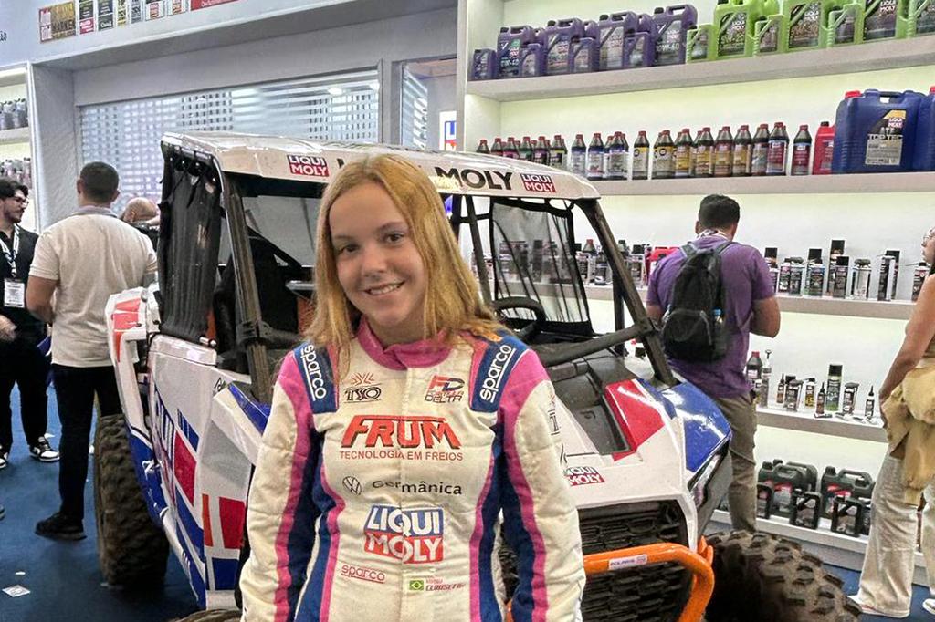 Manu Clauset no estande da Liqui Moly (Divulgação)