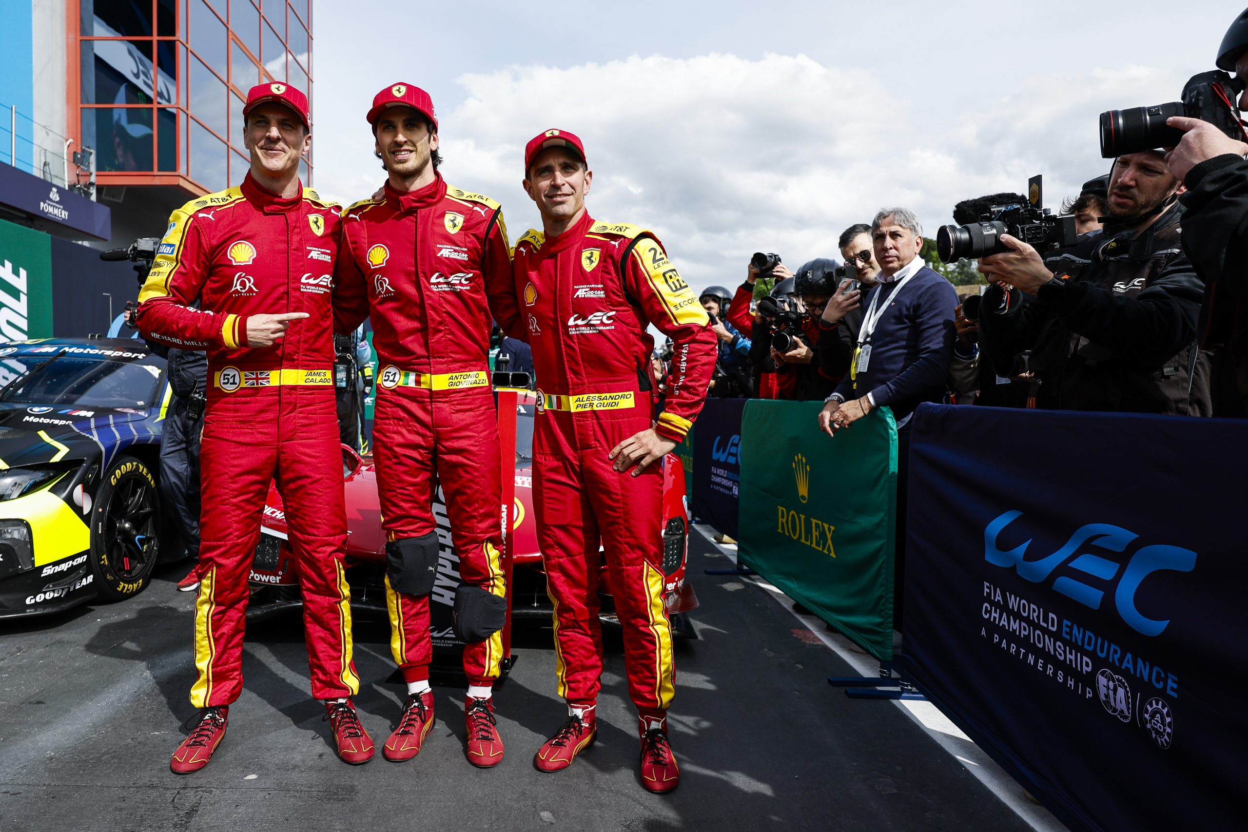 51 CALADO James (gbr), GIOVINAZZI Antonio (ita), PIER GUIDI Alessandro (ita), Ferrari AF Corse, Ferrari 499P #51, Hypercar, comemorando a pole position durante as 6 Horas de Imola 2025, 2ª rodada do Campeonato Mundial de Endurance da FIA 2025, de 18 a 20 de abril de 2025 no Autódromo Internazionale Enzo e Dino Ferrari em Imola, Itália - Foto Julien Delfosse / DPPI