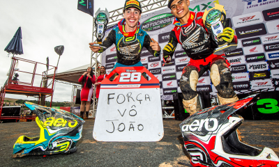 Temporada 2025 iniciada no MX1GP Brasil, o Brasileiro de Motocross, com a Honda Racing como destaque. Neste domingo (6/4), no motódromo de Ponta Grossa (PR), os pilotos do time superaram a lama e as condições traiçoeiras do circuito para garantir uma dobradinha na classe MX2, com Bernardo Tibúrcio vencendo as duas baterias, sempre à frente de Vitor Borba, com as motos Honda CRF 250R. Na MX1, Stephen Rubini brigou pela vitória e somou dois importantes segundos lugares com a CRF 450R. Após a chuva dos últimos dias, a pista paranaense iniciou o domingo de treinos e corridas bastante pesada, o que exigiu muito dos equipamento e do preparo físico dos pilotos. Tibúrcio largou forte na primeira bateria da MX2, enquanto Borba se recuperou para assumir a segunda posição. Com o gate lotado (40 motos), a gestão das ultrapassagens sobre os retardatários se tornou ainda mais importante, já que as canaletas formadas no terreno limitaram as trajetórias possíveis. Ao fim dos 30 minutos, mais duas voltas, o mineiro Tibúrcio recebeu a bandeirada com tranquilidade, à frente do catarinense Borba. Na segunda bateria a disputa entre eles foi mais acirrada. Borba descontou a diferença para Tibúrcio, superou o companheiro de equipe, mas levou o troco em seguida. Os dois sobraram em relação aos demais. "Eu me adaptei muito bem à pista, a moto estava sensacional e a equipe trabalhou muito bem. Agora vou trabalhar ainda mais para a segunda etapa", festejou o vencedor. Borba também fez um balanço positivo do dia. "Gostei muito dessa primeira etapa, a equipe está muito forte e é bem legal brigar com o Bernardo depois de nos prepararmos juntos, parabéns a ele. Consegui andar solto e vi que tenho algumas coisas a ajustar para o restante do campeonato", resumiu. O francês Rubini se recuperou de uma largada difícil na primeira prova da MX1 para avançar até a segunda posição. Mais tarde, na segunda bateria, chegou a liderar e lutou pela vitória até a última volta. "Eu me sinto bem, somamos bons pontos para o campeonato. Lamento ter perdido a primeira posição na última volta, mas sei da minha força e temos tudo para evoluir daqui em diante." Ele está a apenas um ponto da liderança da categoria. Também na MX1, Guilherme Bresolin, com mais uma CRF 450R, fez sua estreia no time mostrando evolução. Depois de ser o décimo na primeira prova, completou a segunda na quinta posição, mais à vontade com a moto e seu acerto. Foi o sétimo na soma da pontuação. "A pilotagem fluiu bem mais e me senti mais confiante. Sei que tenho muito a crescer e nas próximas provas espero mostrar todo o meu potencial." A equipe Honda Racing de Motocross conta com o patrocínio de Pro Honda, Honda Seguros, Axalta, DID, NGK, ASW, Alpinestars e Pirelli. JP Pro Honda Circuit - Início positivo também para o time satélite JP Pro Honda Circuit. Na MX1, Gustavo Pessoa completou a primeira bateria em terceiro e deixa Ponta Grossa em sexto no campeonato. O equatoriano Jetro Salazar aparece em oitavo. O chileno Benjamin Garib, estreante na MX2, mostrou capacidade de superação após duas quedas nos metros iniciais de ambas as baterias. Na primeira, conseguiu avançar até o nono lugar. Já na segunda, depois de cair para 36º, se recuperou para receber a bandeirada em quarto. Resultados que o colocam em quinto na classificação da competição. Terceira posição para Marcely Cazadini na MXF (Feminina). Um dos maiores nomes da história do motocross nacional, Jorge Negretti, inscrito na MX5 (ausente em Ponta Grossa), acelerou na MX4 como preparação, e concluiu em quarto. O MX1GP Brasil prossegue nos dias 26 e 27 deste mês, em Canelinha (SC). 1ª etapa - Campeonato Brasileiro de Motocross / MX1GP 2025 Local: Motódromo de Ponta Grossa (PR) Resultados das corridas da 1ª etapa (cinco primeiros) MX1 Corrida 1 1º Fábio Santos #1 2º Stephen Rubini #106 - Honda Racing - Honda CRF 450R 3º Gustavo Pessoa #891 - JP Pro Honda Team - Honda CRF 450R 4º Gabriel Andrigo #10 5º Hector Assunção #4 7º Jetro Salazar #60 - JP Pro Honda Team - Honda CRF 450R 10º Guilherme Bresolin #109 - Honda Racing - Honda CRF 450R Corrida 2 1º Gregory Aranda #206 2º Stephen Rubini #106 - Honda Racing - Honda CRF 450R 3º Fábio Santos #1 4º Eric Tomas #8 5º Guilherme Bresolin #109 - Honda Racing - Honda CRF 450R 8º Jetro Salazar #60 - JP Pro Honda Team - Honda CRF 450R 11º Gustavo Pessoa #891 - JP Pro Honda Team - Honda CRF 450R Soma das baterias – MX1 1º Fábio Santos #1 - 45 pontos 2º Stephen Rubini #106 - Honda Racing - Honda CRF 450R - 44 pontos 3º Gregory Aranda #206 - 34 pontos 4º Eric Tomas #8 - 33 pontos 5º Gabriel Andrigo #10 - 33 pontos 6º Gustavo Pessoa #891 - JP Pro Honda Team - Honda CRF 450R - 30 pontos 7º Guilherme Bresolin #109 - Honda Racing - Honda CRF 450R - 27 pontos 8º Jetro Salazar #60 - JP Pro Honda Team - Honda CRF 450R - 27 pontos MX2 Corrida 1 1º Bernardo Tibúrcio #3 - Honda Racing - Honda CRF 250R 2º Vitor Borba #1 - Honda Racing - Honda CRF 250R 3º German Bratschi #146 4º Marcello Leodorico #44 5º Pietro Piroli #161 9º Benjamin Garib #339 - JP Pro Honda Team - Honda CRF 250R Corrida 2 1º Bernardo Tibúrcio #3 - Honda Racing - Honda CRF 250R 2º Vitor Borba #1 - Honda Racing - Honda CRF 250R 3º Pietro Piroli #161 4º Benjamin Garib #339 - JP Pro Honda Team - Honda CRF 250R 5º Arthur Gomes #918 Soma das baterias – MX2 1º Bernardo Tibúrcio #3 - Honda Racing - Honda CRF 250R - 50 pontos 2º Vitor Borba #1 - Honda Racing - Honda CRF 250R - 44 pontos 3º Pietro Piroli #161 - 36 pontos 4º German Bratschi #146 - 35 pontos 5º Benjamin Garib #339 - JP Pro Honda Team - Honda CRF 250R - 30 pontos Corrida MXF 1º Beatriz Braga #811 2º Luana Neves #19 3º Marcely Cazadini #222 - JP Pro Honda Team - Honda CRF 250R 4º Fernanda Fabris #201 5º Alicia Sagae #8 Corrida MX4 1º Marcos Vinícius #11 2º João Cardeli #149 3º Richard Berois #91 4º Jorge Negretti #9 - JP Pro Honda Team - Honda CRF 450R 5º Pedro Beagim #738 Mundo Press - Assessoria de Imprensa da Honda Racing Brasil
