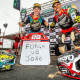Temporada 2025 iniciada no MX1GP Brasil, o Brasileiro de Motocross, com a Honda Racing como destaque. Neste domingo (6/4), no motódromo de Ponta Grossa (PR), os pilotos do time superaram a lama e as condições traiçoeiras do circuito para garantir uma dobradinha na classe MX2, com Bernardo Tibúrcio vencendo as duas baterias, sempre à frente de Vitor Borba, com as motos Honda CRF 250R. Na MX1, Stephen Rubini brigou pela vitória e somou dois importantes segundos lugares com a CRF 450R. Após a chuva dos últimos dias, a pista paranaense iniciou o domingo de treinos e corridas bastante pesada, o que exigiu muito dos equipamento e do preparo físico dos pilotos. Tibúrcio largou forte na primeira bateria da MX2, enquanto Borba se recuperou para assumir a segunda posição. Com o gate lotado (40 motos), a gestão das ultrapassagens sobre os retardatários se tornou ainda mais importante, já que as canaletas formadas no terreno limitaram as trajetórias possíveis. Ao fim dos 30 minutos, mais duas voltas, o mineiro Tibúrcio recebeu a bandeirada com tranquilidade, à frente do catarinense Borba. Na segunda bateria a disputa entre eles foi mais acirrada. Borba descontou a diferença para Tibúrcio, superou o companheiro de equipe, mas levou o troco em seguida. Os dois sobraram em relação aos demais. "Eu me adaptei muito bem à pista, a moto estava sensacional e a equipe trabalhou muito bem. Agora vou trabalhar ainda mais para a segunda etapa", festejou o vencedor. Borba também fez um balanço positivo do dia. "Gostei muito dessa primeira etapa, a equipe está muito forte e é bem legal brigar com o Bernardo depois de nos prepararmos juntos, parabéns a ele. Consegui andar solto e vi que tenho algumas coisas a ajustar para o restante do campeonato", resumiu. O francês Rubini se recuperou de uma largada difícil na primeira prova da MX1 para avançar até a segunda posição. Mais tarde, na segunda bateria, chegou a liderar e lutou pela vitória até a última volta. "Eu me sinto bem, somamos bons pontos para o campeonato. Lamento ter perdido a primeira posição na última volta, mas sei da minha força e temos tudo para evoluir daqui em diante." Ele está a apenas um ponto da liderança da categoria. Também na MX1, Guilherme Bresolin, com mais uma CRF 450R, fez sua estreia no time mostrando evolução. Depois de ser o décimo na primeira prova, completou a segunda na quinta posição, mais à vontade com a moto e seu acerto. Foi o sétimo na soma da pontuação. "A pilotagem fluiu bem mais e me senti mais confiante. Sei que tenho muito a crescer e nas próximas provas espero mostrar todo o meu potencial." A equipe Honda Racing de Motocross conta com o patrocínio de Pro Honda, Honda Seguros, Axalta, DID, NGK, ASW, Alpinestars e Pirelli. JP Pro Honda Circuit - Início positivo também para o time satélite JP Pro Honda Circuit. Na MX1, Gustavo Pessoa completou a primeira bateria em terceiro e deixa Ponta Grossa em sexto no campeonato. O equatoriano Jetro Salazar aparece em oitavo. O chileno Benjamin Garib, estreante na MX2, mostrou capacidade de superação após duas quedas nos metros iniciais de ambas as baterias. Na primeira, conseguiu avançar até o nono lugar. Já na segunda, depois de cair para 36º, se recuperou para receber a bandeirada em quarto. Resultados que o colocam em quinto na classificação da competição. Terceira posição para Marcely Cazadini na MXF (Feminina). Um dos maiores nomes da história do motocross nacional, Jorge Negretti, inscrito na MX5 (ausente em Ponta Grossa), acelerou na MX4 como preparação, e concluiu em quarto. O MX1GP Brasil prossegue nos dias 26 e 27 deste mês, em Canelinha (SC). 1ª etapa - Campeonato Brasileiro de Motocross / MX1GP 2025 Local: Motódromo de Ponta Grossa (PR) Resultados das corridas da 1ª etapa (cinco primeiros) MX1 Corrida 1 1º Fábio Santos #1 2º Stephen Rubini #106 - Honda Racing - Honda CRF 450R 3º Gustavo Pessoa #891 - JP Pro Honda Team - Honda CRF 450R 4º Gabriel Andrigo #10 5º Hector Assunção #4 7º Jetro Salazar #60 - JP Pro Honda Team - Honda CRF 450R 10º Guilherme Bresolin #109 - Honda Racing - Honda CRF 450R Corrida 2 1º Gregory Aranda #206 2º Stephen Rubini #106 - Honda Racing - Honda CRF 450R 3º Fábio Santos #1 4º Eric Tomas #8 5º Guilherme Bresolin #109 - Honda Racing - Honda CRF 450R 8º Jetro Salazar #60 - JP Pro Honda Team - Honda CRF 450R 11º Gustavo Pessoa #891 - JP Pro Honda Team - Honda CRF 450R Soma das baterias – MX1 1º Fábio Santos #1 - 45 pontos 2º Stephen Rubini #106 - Honda Racing - Honda CRF 450R - 44 pontos 3º Gregory Aranda #206 - 34 pontos 4º Eric Tomas #8 - 33 pontos 5º Gabriel Andrigo #10 - 33 pontos 6º Gustavo Pessoa #891 - JP Pro Honda Team - Honda CRF 450R - 30 pontos 7º Guilherme Bresolin #109 - Honda Racing - Honda CRF 450R - 27 pontos 8º Jetro Salazar #60 - JP Pro Honda Team - Honda CRF 450R - 27 pontos MX2 Corrida 1 1º Bernardo Tibúrcio #3 - Honda Racing - Honda CRF 250R 2º Vitor Borba #1 - Honda Racing - Honda CRF 250R 3º German Bratschi #146 4º Marcello Leodorico #44 5º Pietro Piroli #161 9º Benjamin Garib #339 - JP Pro Honda Team - Honda CRF 250R Corrida 2 1º Bernardo Tibúrcio #3 - Honda Racing - Honda CRF 250R 2º Vitor Borba #1 - Honda Racing - Honda CRF 250R 3º Pietro Piroli #161 4º Benjamin Garib #339 - JP Pro Honda Team - Honda CRF 250R 5º Arthur Gomes #918 Soma das baterias – MX2 1º Bernardo Tibúrcio #3 - Honda Racing - Honda CRF 250R - 50 pontos 2º Vitor Borba #1 - Honda Racing - Honda CRF 250R - 44 pontos 3º Pietro Piroli #161 - 36 pontos 4º German Bratschi #146 - 35 pontos 5º Benjamin Garib #339 - JP Pro Honda Team - Honda CRF 250R - 30 pontos Corrida MXF 1º Beatriz Braga #811 2º Luana Neves #19 3º Marcely Cazadini #222 - JP Pro Honda Team - Honda CRF 250R 4º Fernanda Fabris #201 5º Alicia Sagae #8 Corrida MX4 1º Marcos Vinícius #11 2º João Cardeli #149 3º Richard Berois #91 4º Jorge Negretti #9 - JP Pro Honda Team - Honda CRF 450R 5º Pedro Beagim #738 Mundo Press - Assessoria de Imprensa da Honda Racing Brasil