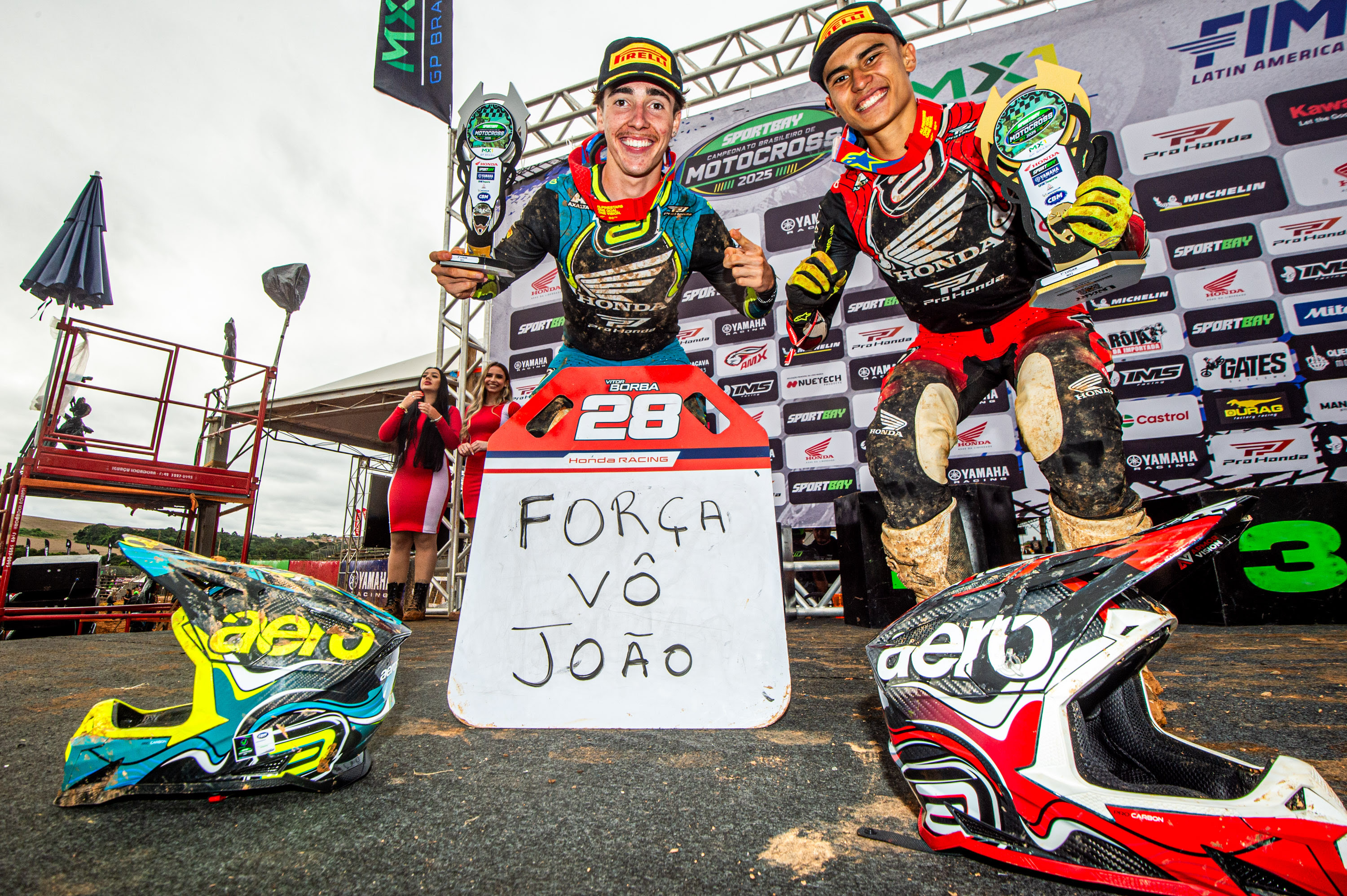Temporada 2025 iniciada no MX1GP Brasil, o Brasileiro de Motocross, com a Honda Racing como destaque. Neste domingo (6/4), no motódromo de Ponta Grossa (PR), os pilotos do time superaram a lama e as condições traiçoeiras do circuito para garantir uma dobradinha na classe MX2, com Bernardo Tibúrcio vencendo as duas baterias, sempre à frente de Vitor Borba, com as motos Honda CRF 250R. Na MX1, Stephen Rubini brigou pela vitória e somou dois importantes segundos lugares com a CRF 450R. Após a chuva dos últimos dias, a pista paranaense iniciou o domingo de treinos e corridas bastante pesada, o que exigiu muito dos equipamento e do preparo físico dos pilotos. Tibúrcio largou forte na primeira bateria da MX2, enquanto Borba se recuperou para assumir a segunda posição. Com o gate lotado (40 motos), a gestão das ultrapassagens sobre os retardatários se tornou ainda mais importante, já que as canaletas formadas no terreno limitaram as trajetórias possíveis. Ao fim dos 30 minutos, mais duas voltas, o mineiro Tibúrcio recebeu a bandeirada com tranquilidade, à frente do catarinense Borba. Na segunda bateria a disputa entre eles foi mais acirrada. Borba descontou a diferença para Tibúrcio, superou o companheiro de equipe, mas levou o troco em seguida. Os dois sobraram em relação aos demais. "Eu me adaptei muito bem à pista, a moto estava sensacional e a equipe trabalhou muito bem. Agora vou trabalhar ainda mais para a segunda etapa", festejou o vencedor. Borba também fez um balanço positivo do dia. "Gostei muito dessa primeira etapa, a equipe está muito forte e é bem legal brigar com o Bernardo depois de nos prepararmos juntos, parabéns a ele. Consegui andar solto e vi que tenho algumas coisas a ajustar para o restante do campeonato", resumiu. O francês Rubini se recuperou de uma largada difícil na primeira prova da MX1 para avançar até a segunda posição. Mais tarde, na segunda bateria, chegou a liderar e lutou pela vitória até a última volta. "Eu me sinto bem, somamos bons pontos para o campeonato. Lamento ter perdido a primeira posição na última volta, mas sei da minha força e temos tudo para evoluir daqui em diante." Ele está a apenas um ponto da liderança da categoria. Também na MX1, Guilherme Bresolin, com mais uma CRF 450R, fez sua estreia no time mostrando evolução. Depois de ser o décimo na primeira prova, completou a segunda na quinta posição, mais à vontade com a moto e seu acerto. Foi o sétimo na soma da pontuação. "A pilotagem fluiu bem mais e me senti mais confiante. Sei que tenho muito a crescer e nas próximas provas espero mostrar todo o meu potencial." A equipe Honda Racing de Motocross conta com o patrocínio de Pro Honda, Honda Seguros, Axalta, DID, NGK, ASW, Alpinestars e Pirelli. JP Pro Honda Circuit - Início positivo também para o time satélite JP Pro Honda Circuit. Na MX1, Gustavo Pessoa completou a primeira bateria em terceiro e deixa Ponta Grossa em sexto no campeonato. O equatoriano Jetro Salazar aparece em oitavo. O chileno Benjamin Garib, estreante na MX2, mostrou capacidade de superação após duas quedas nos metros iniciais de ambas as baterias. Na primeira, conseguiu avançar até o nono lugar. Já na segunda, depois de cair para 36º, se recuperou para receber a bandeirada em quarto. Resultados que o colocam em quinto na classificação da competição. Terceira posição para Marcely Cazadini na MXF (Feminina). Um dos maiores nomes da história do motocross nacional, Jorge Negretti, inscrito na MX5 (ausente em Ponta Grossa), acelerou na MX4 como preparação, e concluiu em quarto. O MX1GP Brasil prossegue nos dias 26 e 27 deste mês, em Canelinha (SC). 1ª etapa - Campeonato Brasileiro de Motocross / MX1GP 2025 Local: Motódromo de Ponta Grossa (PR) Resultados das corridas da 1ª etapa (cinco primeiros) MX1 Corrida 1 1º Fábio Santos #1 2º Stephen Rubini #106 - Honda Racing - Honda CRF 450R 3º Gustavo Pessoa #891 - JP Pro Honda Team - Honda CRF 450R 4º Gabriel Andrigo #10 5º Hector Assunção #4 7º Jetro Salazar #60 - JP Pro Honda Team - Honda CRF 450R 10º Guilherme Bresolin #109 - Honda Racing - Honda CRF 450R Corrida 2 1º Gregory Aranda #206 2º Stephen Rubini #106 - Honda Racing - Honda CRF 450R 3º Fábio Santos #1 4º Eric Tomas #8 5º Guilherme Bresolin #109 - Honda Racing - Honda CRF 450R 8º Jetro Salazar #60 - JP Pro Honda Team - Honda CRF 450R 11º Gustavo Pessoa #891 - JP Pro Honda Team - Honda CRF 450R Soma das baterias – MX1 1º Fábio Santos #1 - 45 pontos 2º Stephen Rubini #106 - Honda Racing - Honda CRF 450R - 44 pontos 3º Gregory Aranda #206 - 34 pontos 4º Eric Tomas #8 - 33 pontos 5º Gabriel Andrigo #10 - 33 pontos 6º Gustavo Pessoa #891 - JP Pro Honda Team - Honda CRF 450R - 30 pontos 7º Guilherme Bresolin #109 - Honda Racing - Honda CRF 450R - 27 pontos 8º Jetro Salazar #60 - JP Pro Honda Team - Honda CRF 450R - 27 pontos MX2 Corrida 1 1º Bernardo Tibúrcio #3 - Honda Racing - Honda CRF 250R 2º Vitor Borba #1 - Honda Racing - Honda CRF 250R 3º German Bratschi #146 4º Marcello Leodorico #44 5º Pietro Piroli #161 9º Benjamin Garib #339 - JP Pro Honda Team - Honda CRF 250R Corrida 2 1º Bernardo Tibúrcio #3 - Honda Racing - Honda CRF 250R 2º Vitor Borba #1 - Honda Racing - Honda CRF 250R 3º Pietro Piroli #161 4º Benjamin Garib #339 - JP Pro Honda Team - Honda CRF 250R 5º Arthur Gomes #918 Soma das baterias – MX2 1º Bernardo Tibúrcio #3 - Honda Racing - Honda CRF 250R - 50 pontos 2º Vitor Borba #1 - Honda Racing - Honda CRF 250R - 44 pontos 3º Pietro Piroli #161 - 36 pontos 4º German Bratschi #146 - 35 pontos 5º Benjamin Garib #339 - JP Pro Honda Team - Honda CRF 250R - 30 pontos Corrida MXF 1º Beatriz Braga #811 2º Luana Neves #19 3º Marcely Cazadini #222 - JP Pro Honda Team - Honda CRF 250R 4º Fernanda Fabris #201 5º Alicia Sagae #8 Corrida MX4 1º Marcos Vinícius #11 2º João Cardeli #149 3º Richard Berois #91 4º Jorge Negretti #9 - JP Pro Honda Team - Honda CRF 450R 5º Pedro Beagim #738 Mundo Press - Assessoria de Imprensa da Honda Racing Brasil