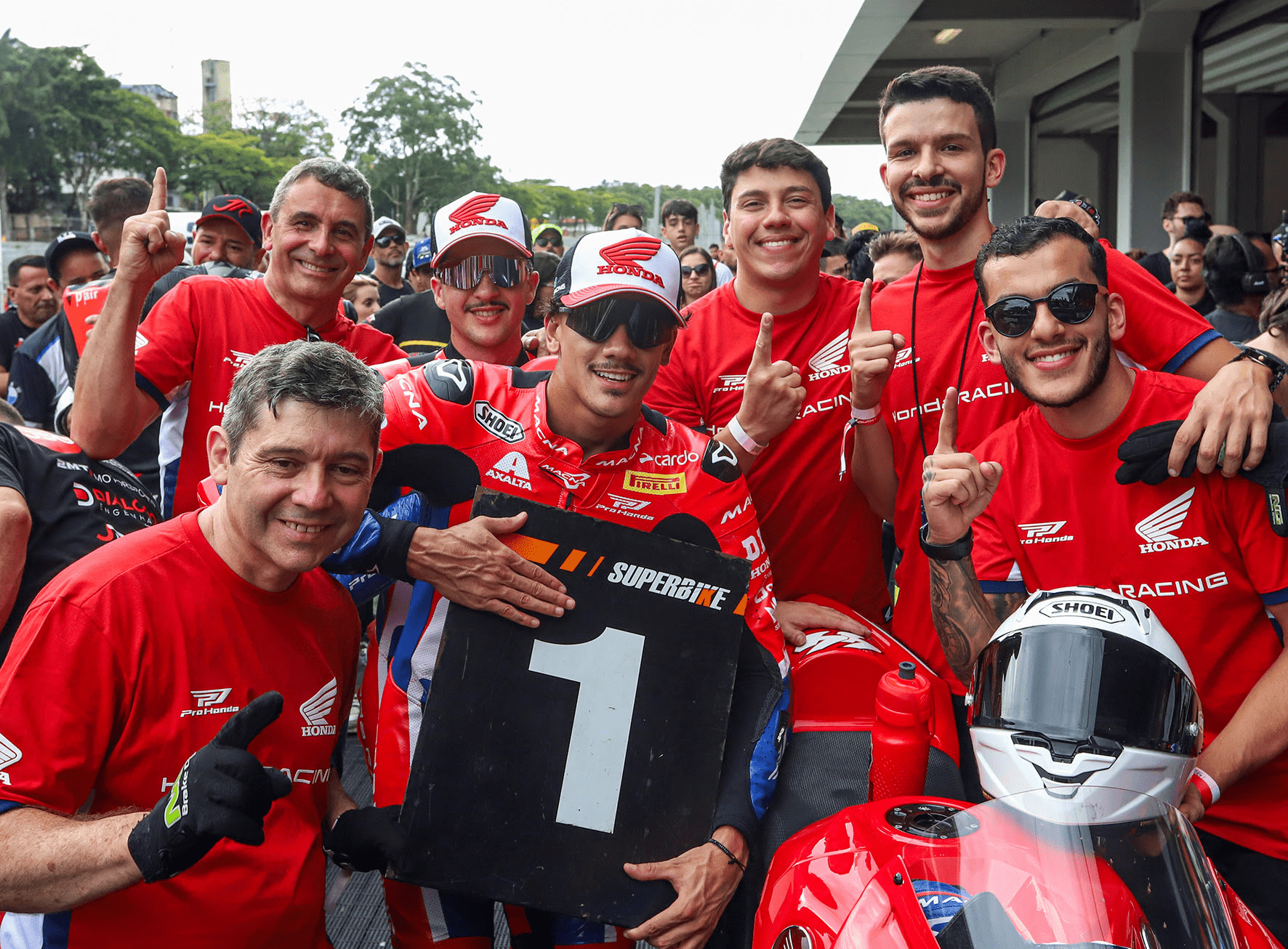 Guilherme Brito e equipe Honda Racing comemoram vitória na classe principal do SuperBike Brasil 2025. Crédito: J Capreti/Mundo Press