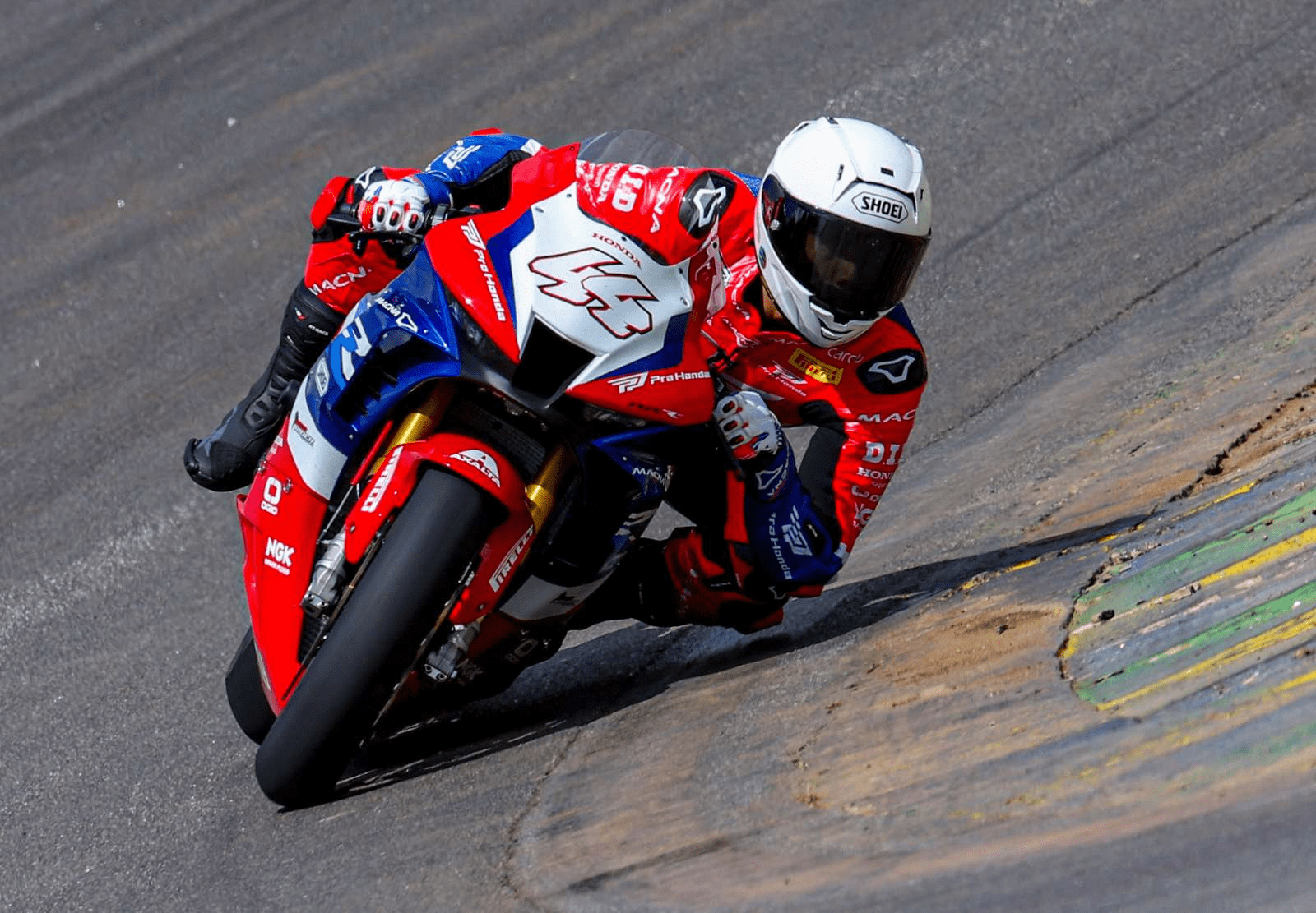 Guilherme Brito, da Honda Racing, garante pole position para a corrida de abertura do SuperBike Brasil 2025.. Crédito: J Capreti/Mundo Press