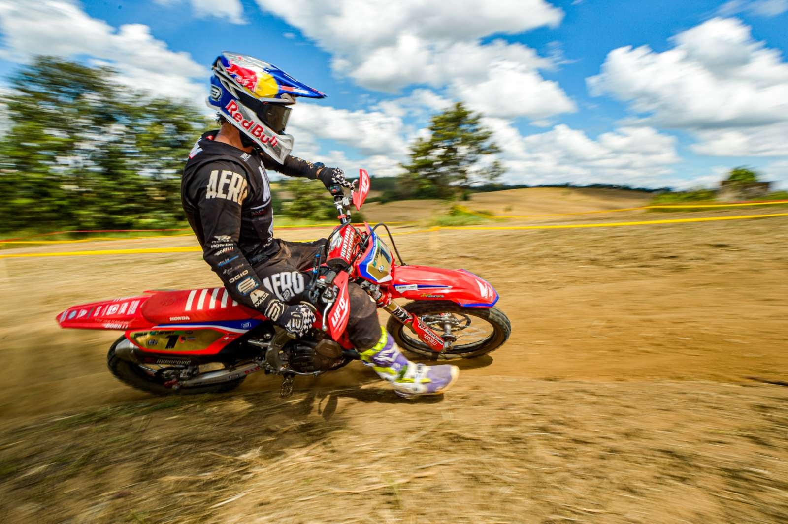Bruno Crivilin, da equipe Honda Racing, líder da Elite e da categoria E2 no Brasileiro de Enduro 2025. Crédito: Ney Evangelista/Mundo Press