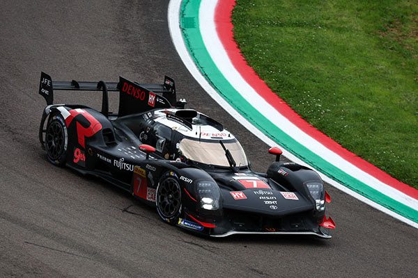 A Toyota Gazoo Racing enfrentou um dia de treinos desafiador e cheio de variáveis climáticas na Itália, durante os preparativos