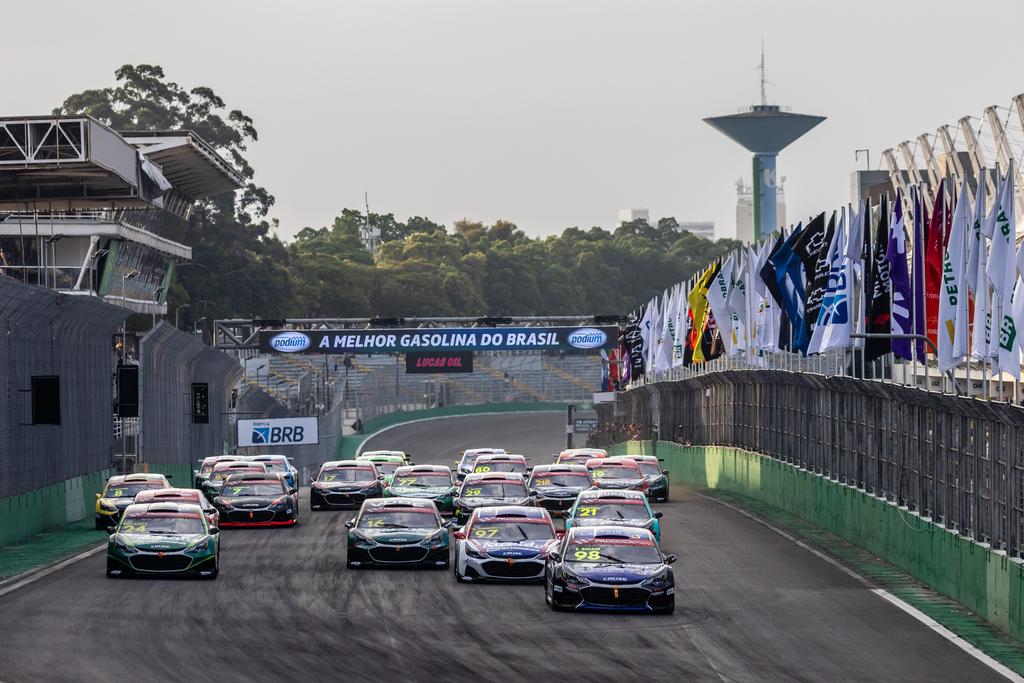 Com 23 carros, a Stock Light abriu a temporada 2025 neste sábado (Rafael Gagliano/Vicar)