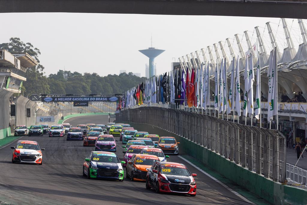A Turismo Nacional largou para a temporada 2025 com 36 carros no grid (Rafael Gagliano/Vicar)